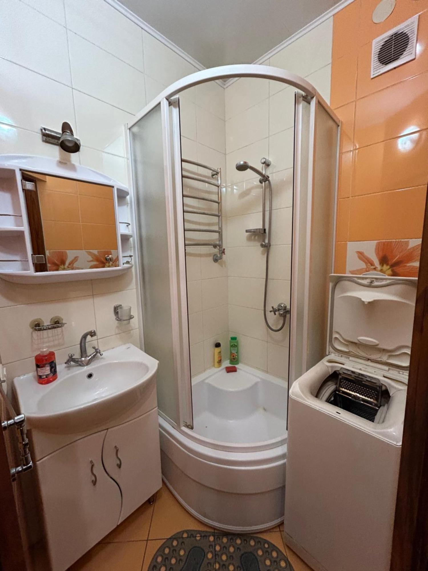 ריבנה Three Bedroom Stepana Bandery Street מראה חיצוני תמונה