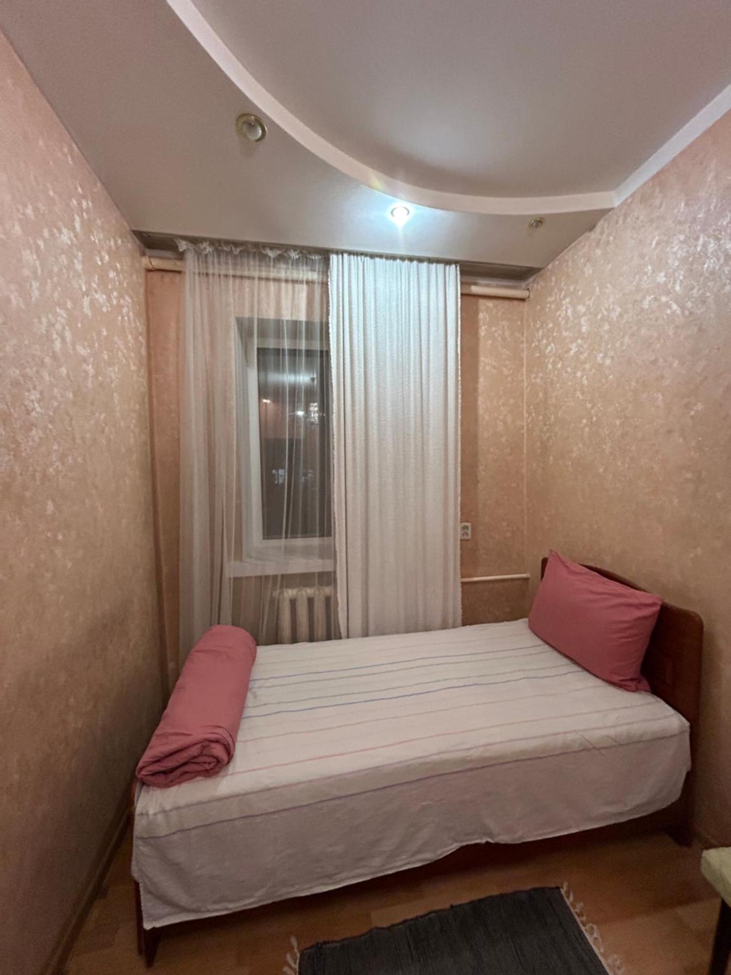 ריבנה Three Bedroom Stepana Bandery Street מראה חיצוני תמונה