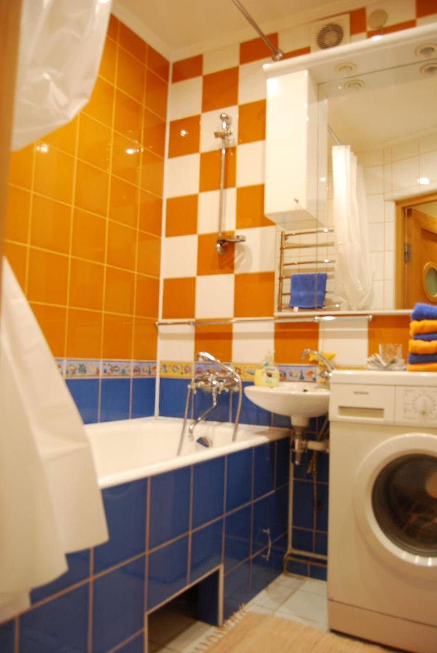 ריבנה Three Bedroom Stepana Bandery Street מראה חיצוני תמונה