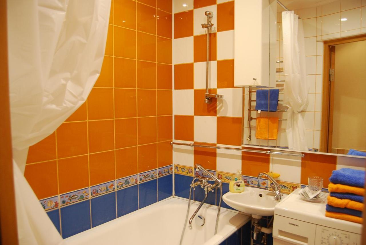 ריבנה Three Bedroom Stepana Bandery Street מראה חיצוני תמונה